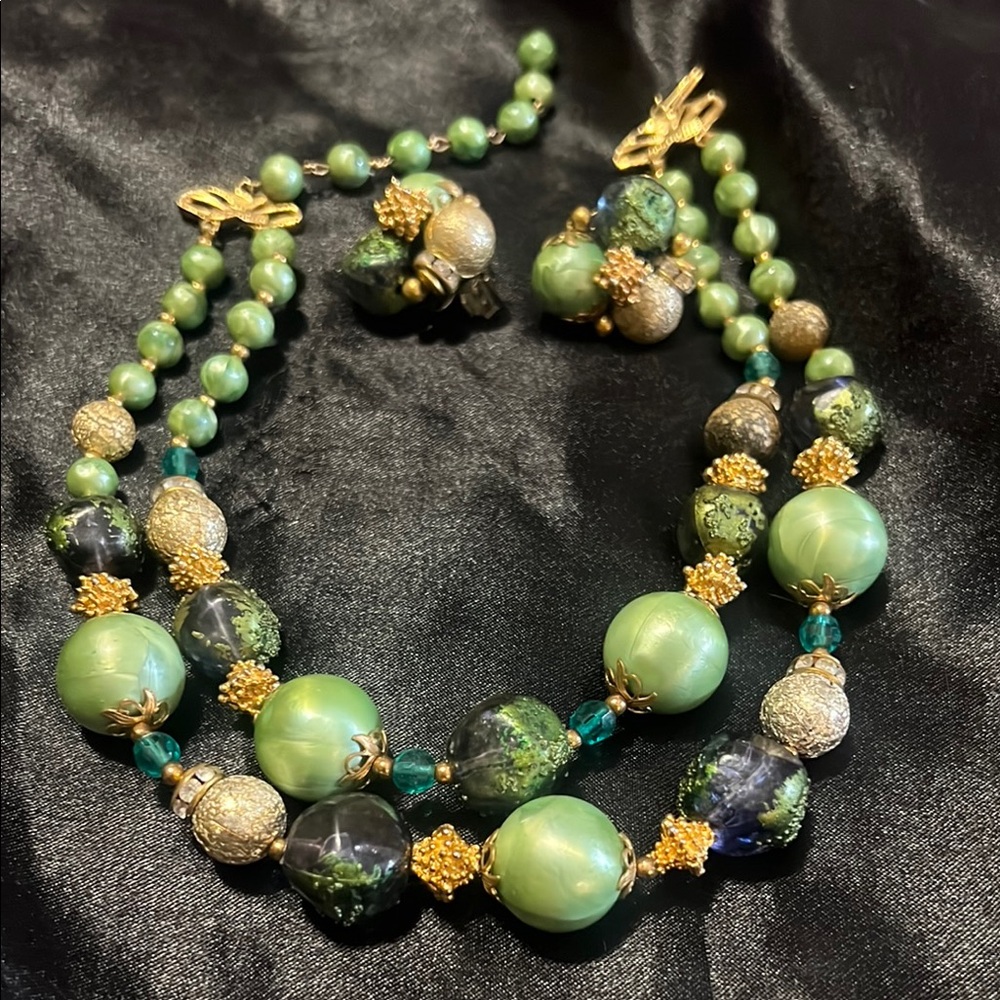 Luxurious Green and Gold Beaded Necklace